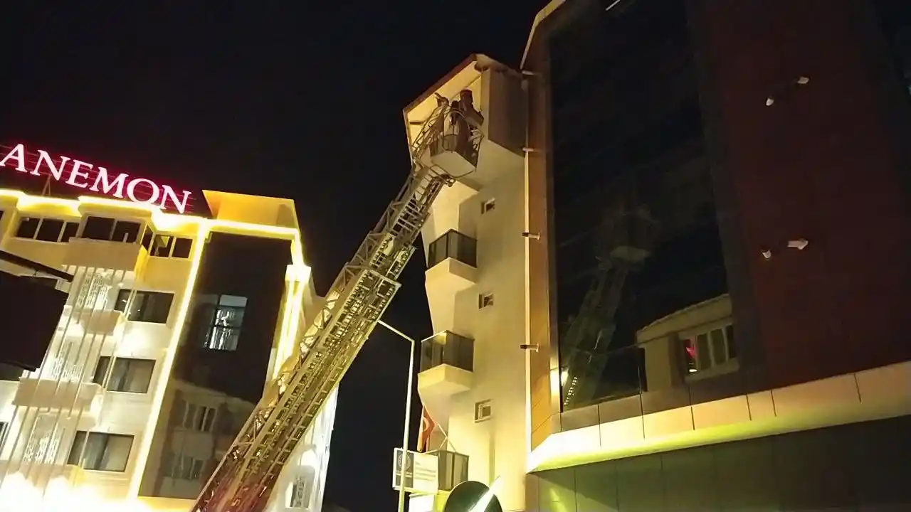 Dumanlar arasında kalan kedi, polis ekiplerince kurtarıldı