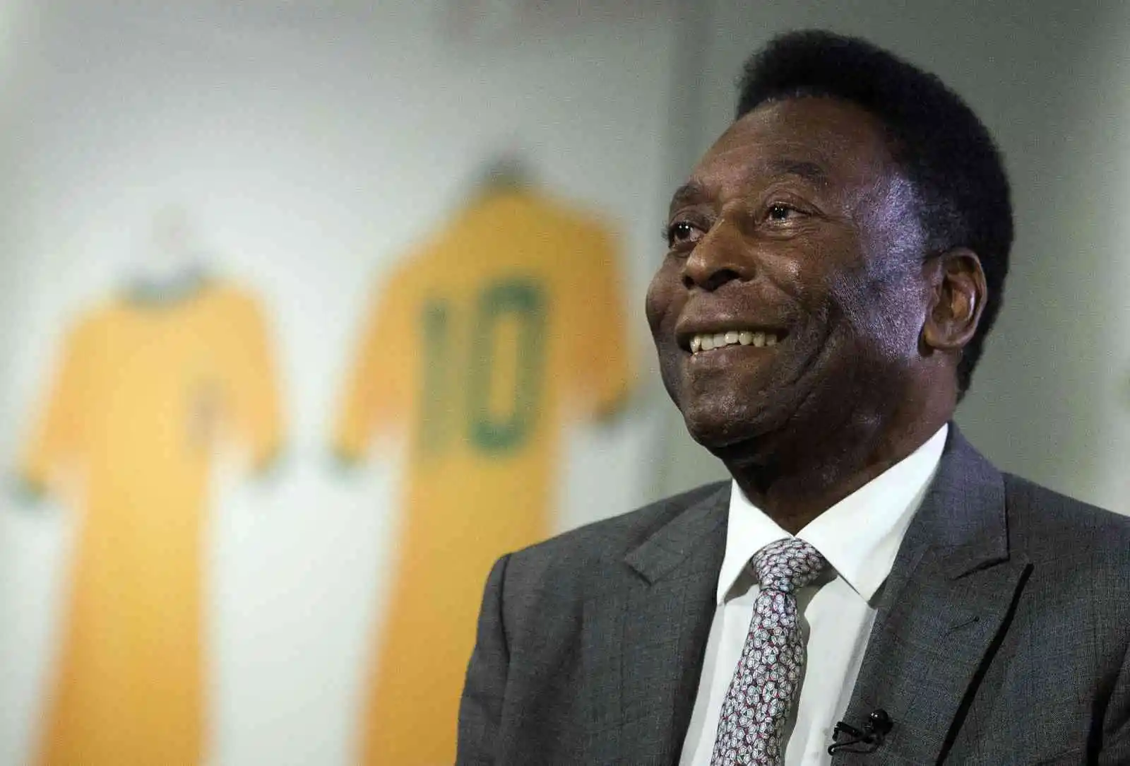 Dünya futbolunun acı günü: Pele hayatını kaybetti
