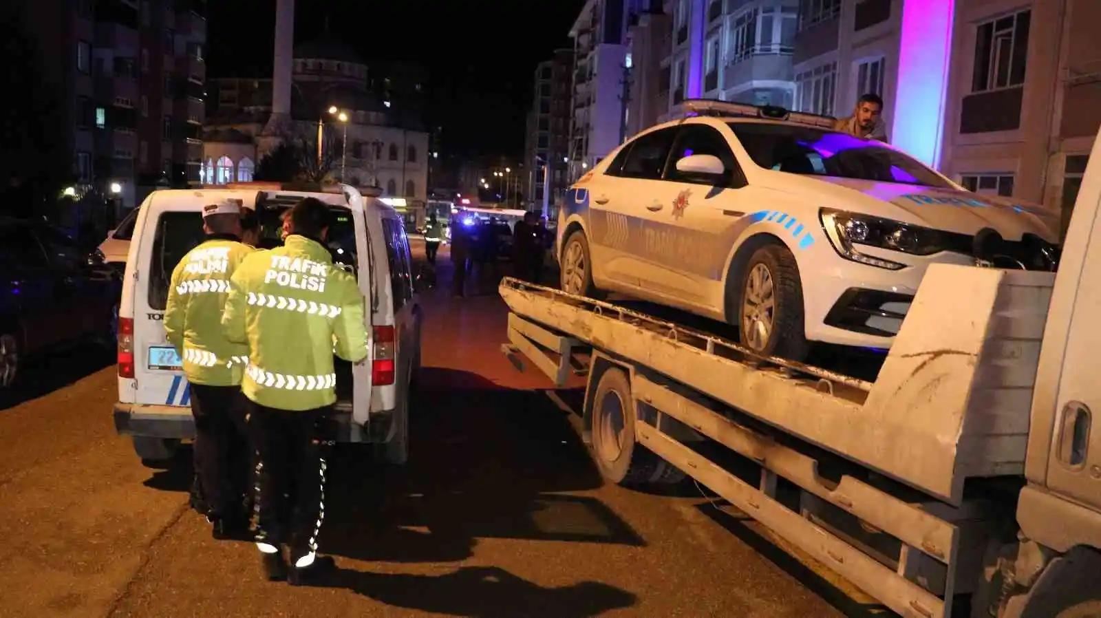 'Dur' ihtarına uymayan ehliyetsiz sürücü polis aracına çarpınca yakalandı