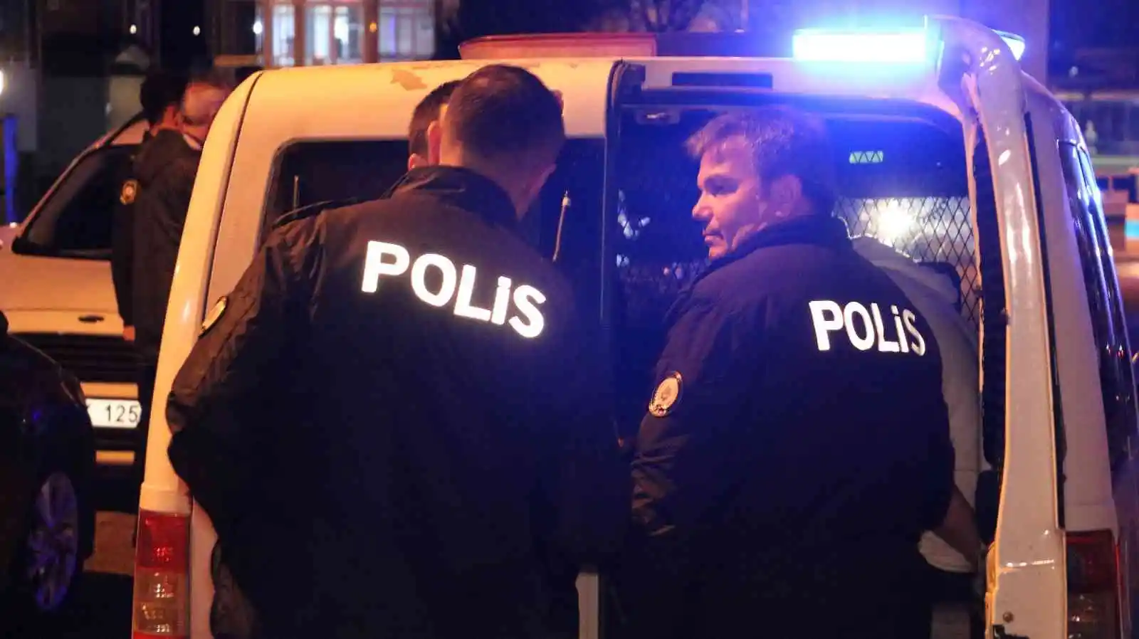 ’Dur’ ihtarına uymayan ehliyetsiz sürücü polis aracına çarpınca yakalandı