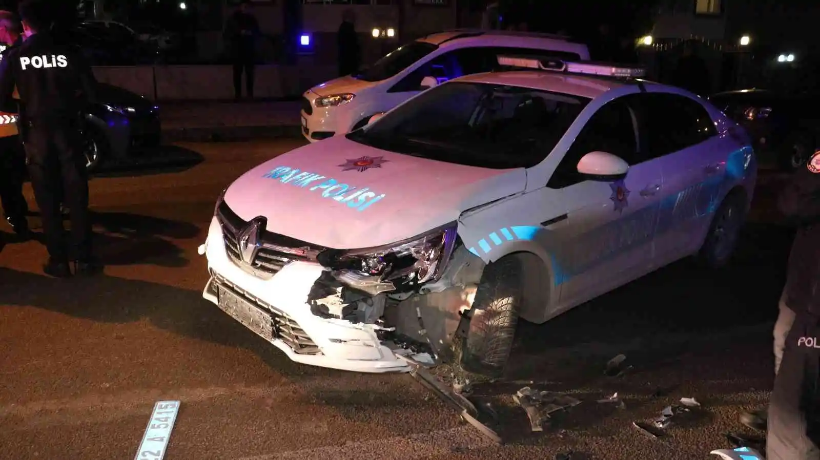 ’Dur’ ihtarına uymayan ehliyetsiz sürücü polis aracına çarpınca yakalandı