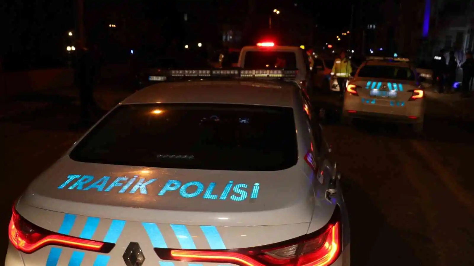 ’Dur’ ihtarına uymayan ehliyetsiz sürücü polis aracına çarpınca yakalandı