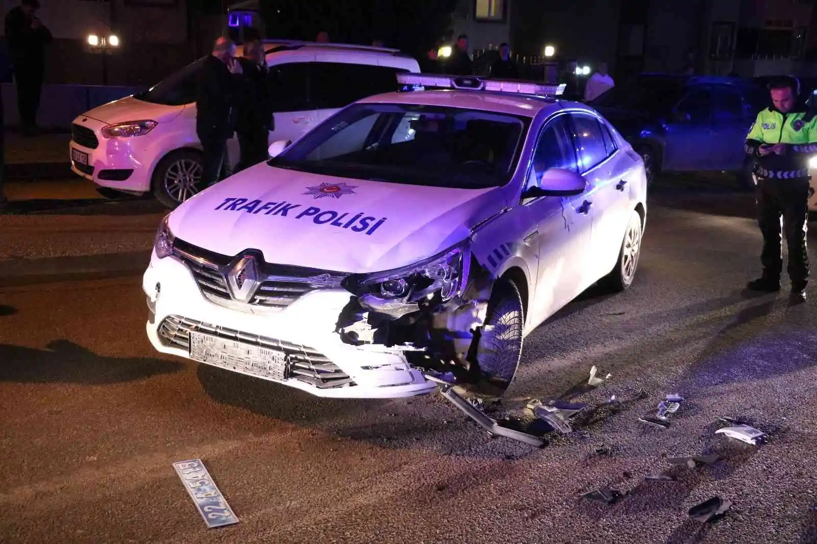 ’Dur’ ihtarına uymayan ehliyetsiz sürücü polis aracına çarpınca yakalandı