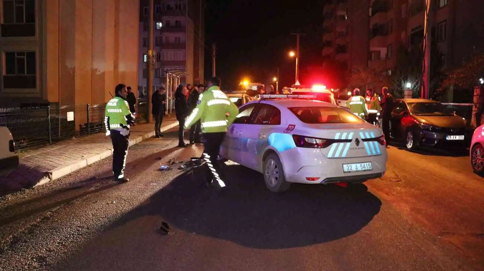 ’Dur’ ihtarına uymayan ehliyetsiz sürücü polis aracına çarpınca yakalandı