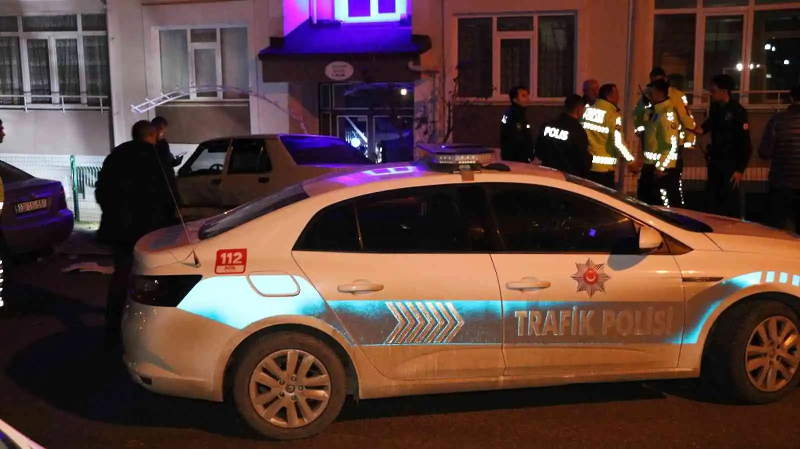 ’Dur’ ihtarına uymayan ehliyetsiz sürücü polis aracına çarpınca yakalandı