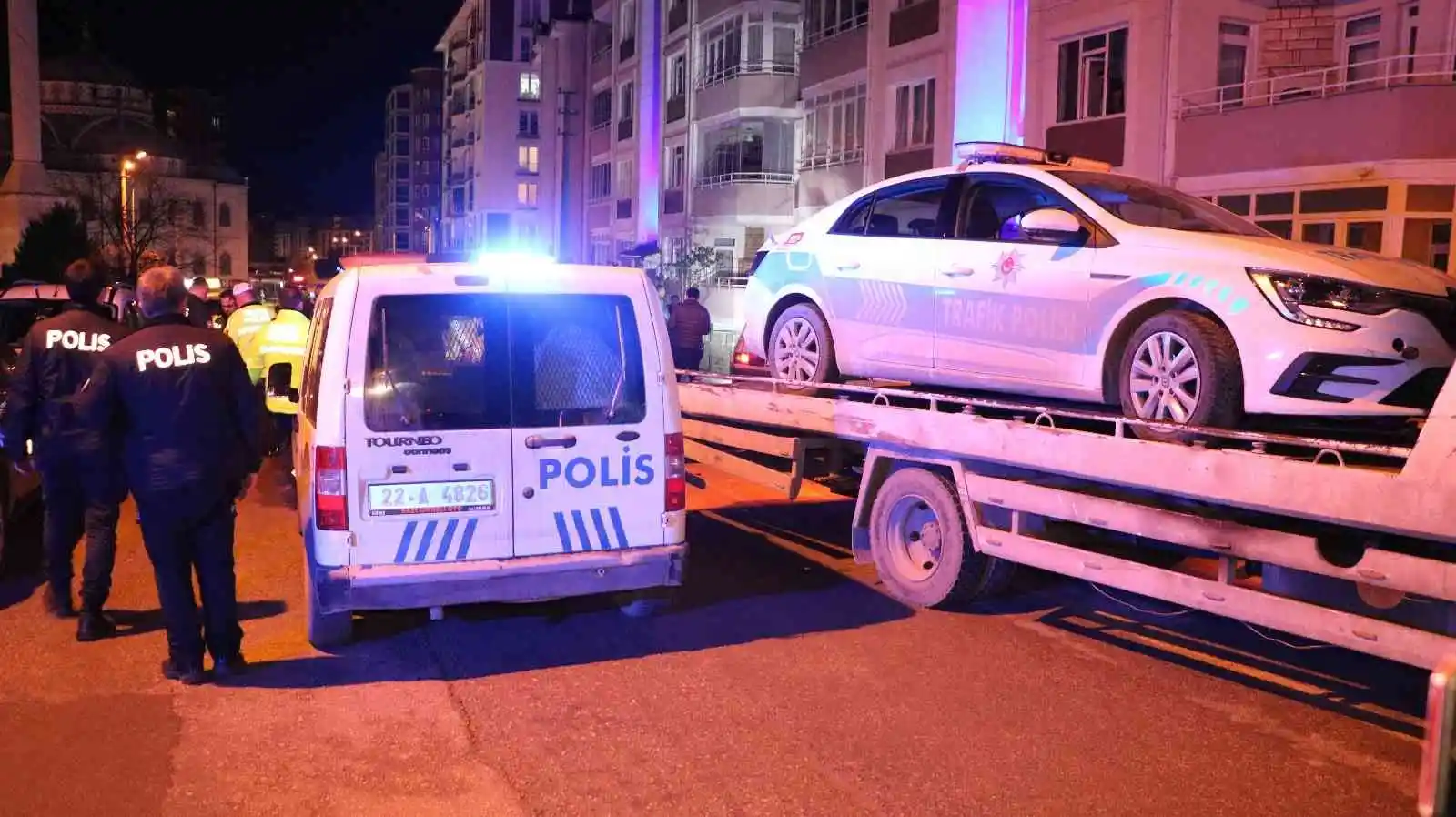 ’Dur’ ihtarına uymayan ehliyetsiz sürücü polis aracına çarpınca yakalandı