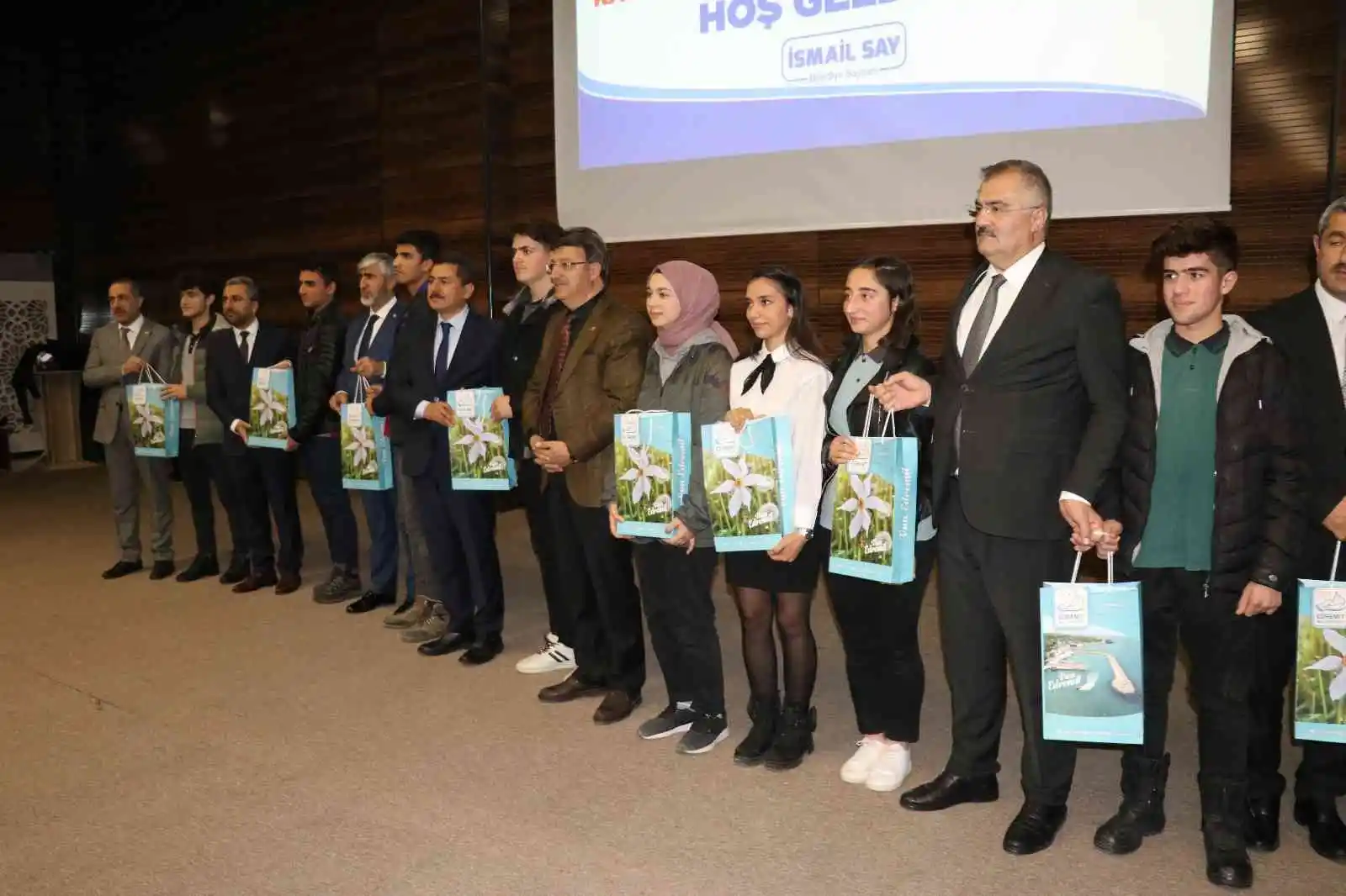 Edremit Belediyesinden 2 bin öğrenciye kaynak kitap desteği