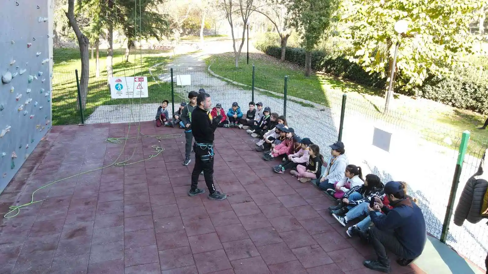 Efeler'in olimpik tırmanma duvarı küçük izcileri ağırladı
