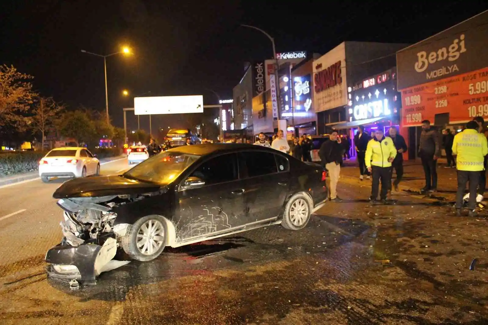 Ehliyetsiz sürücünün çarptığı araç gazinoya girdi: 5 yaralı
