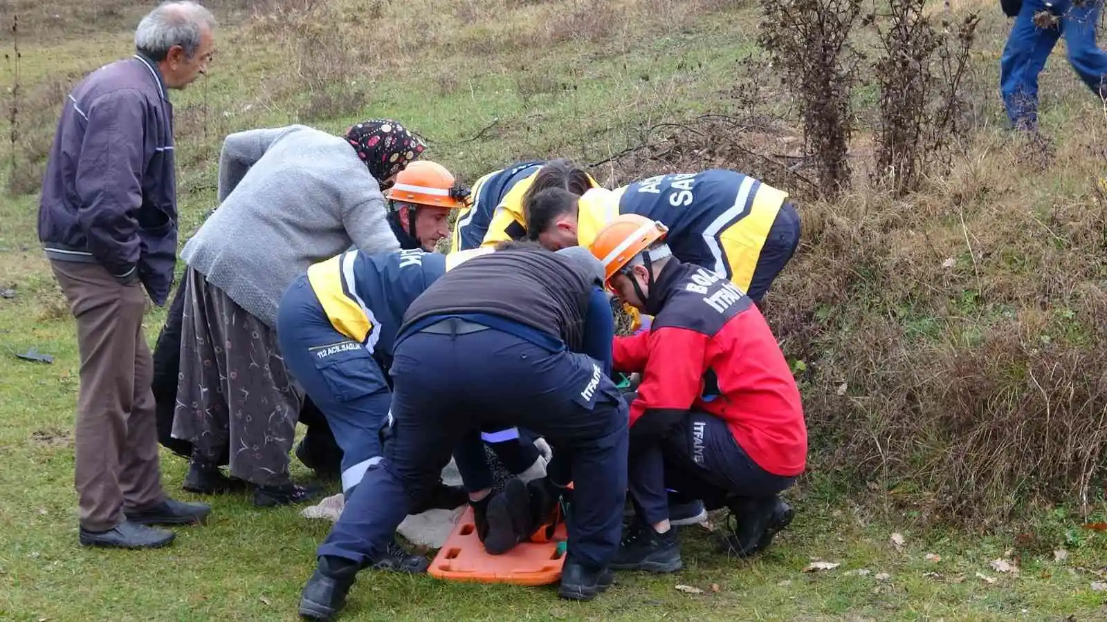 Ekipler yaralılar, köylü kadınlar tavuklar için seferber oldu