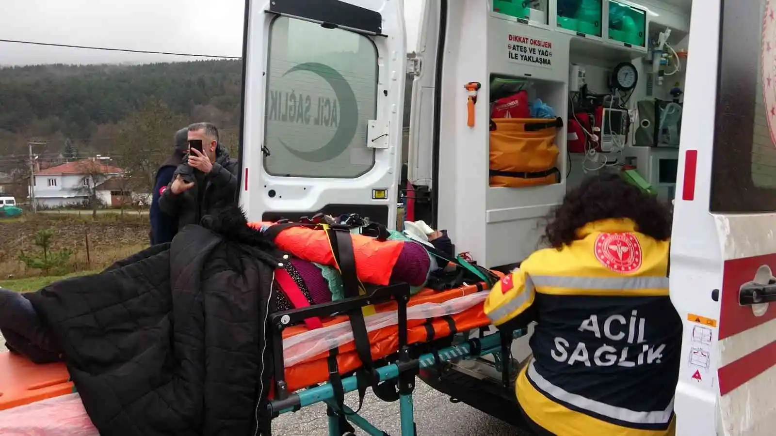 Ekipler yaralılar, köylü kadınlar tavuklar için seferber oldu