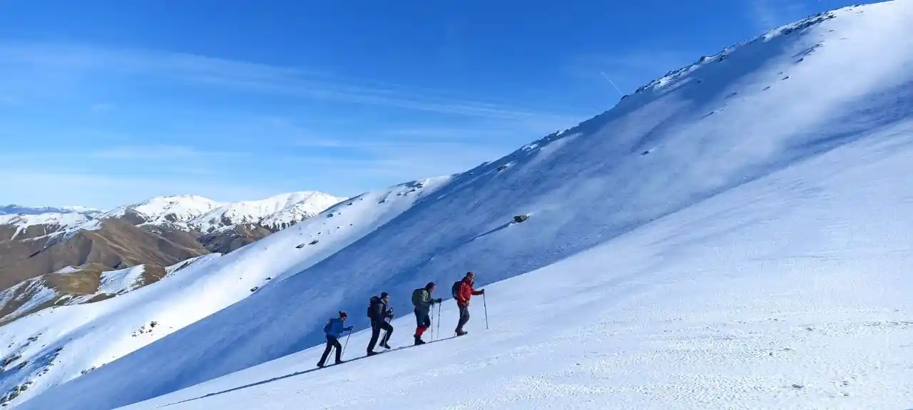 Elazığ'da dağcılar beyaza bürünen 2 bin 620 metre yüksekliğindeki Akdağ'a tırmandı
