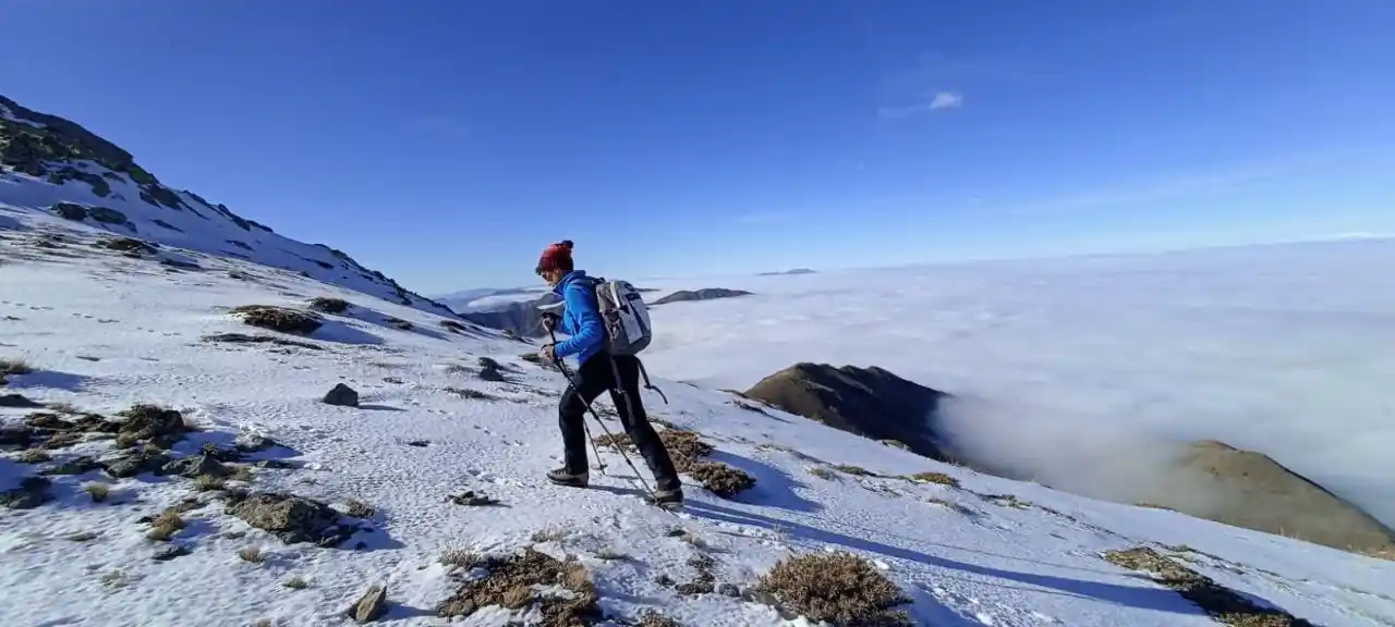 Elazığ’da dağcılar beyaza bürünen 2 bin 620 metre yüksekliğindeki Akdağ’a tırmandı
