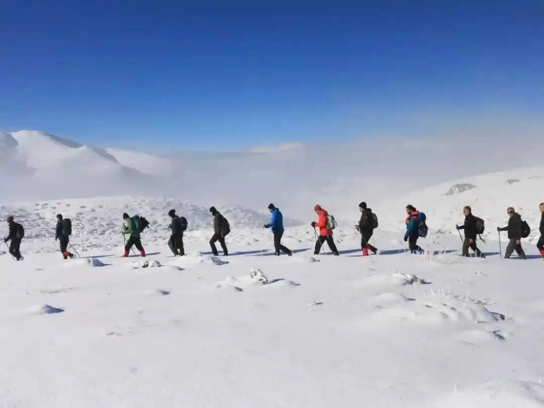 Elazığ’da dağcılar beyaza bürünen 2 bin 620 metre yüksekliğindeki Akdağ’a tırmandı
