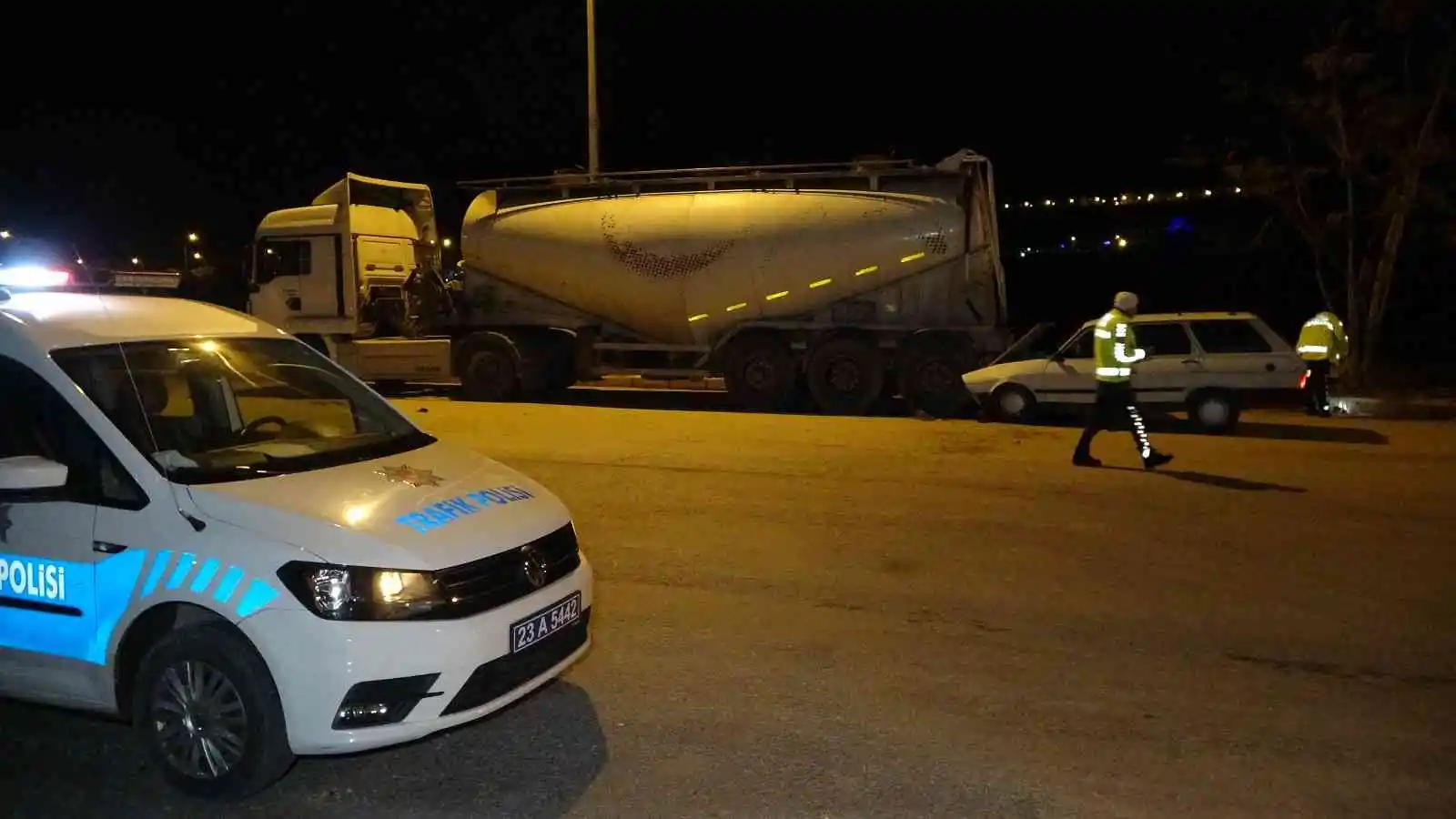 Elazığ’da otomobil beton mikserine çarptı: 1 yaralı
