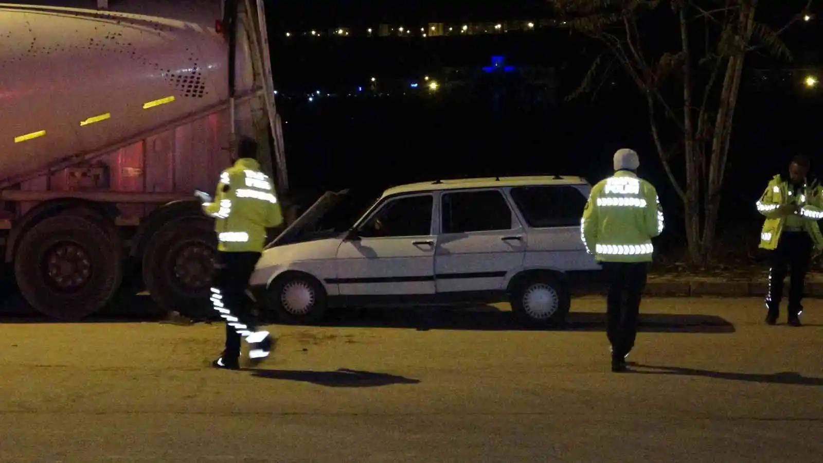 Elazığ’da otomobil beton mikserine çarptı: 1 yaralı
