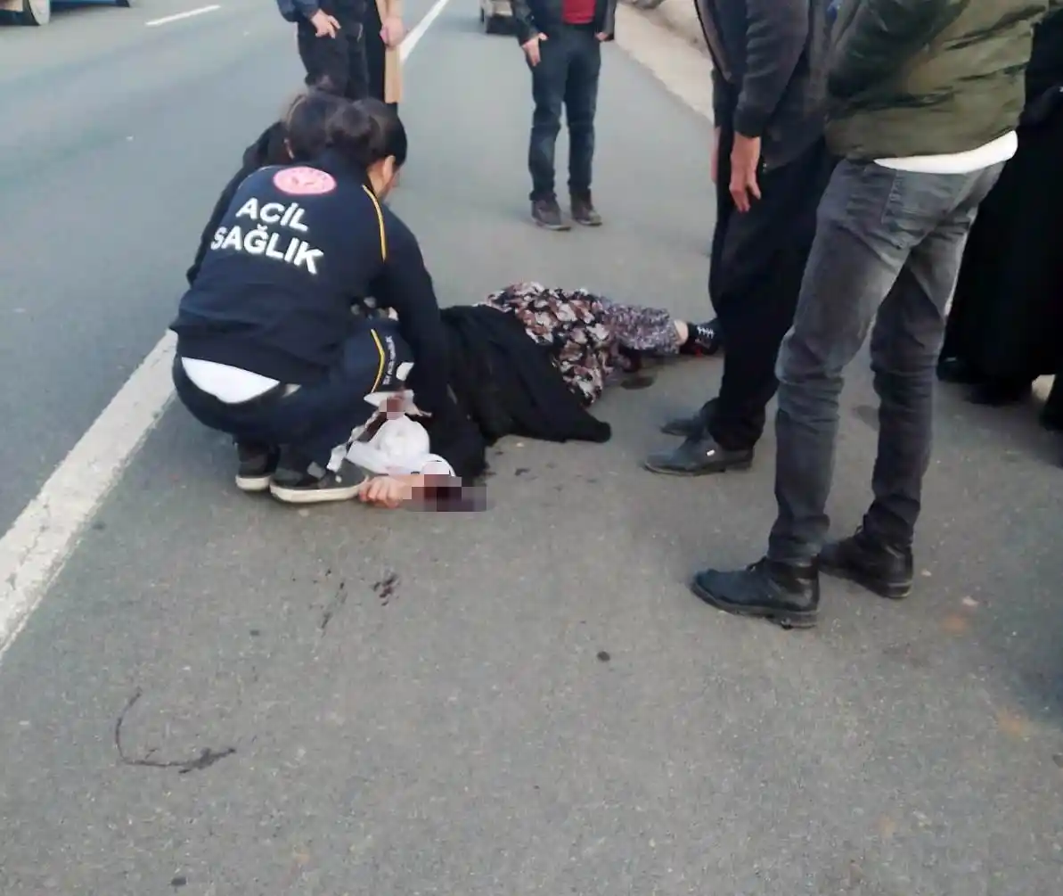 Elazığ'da yolun karşısına geçmek isteyen kadına otomobil çarptı