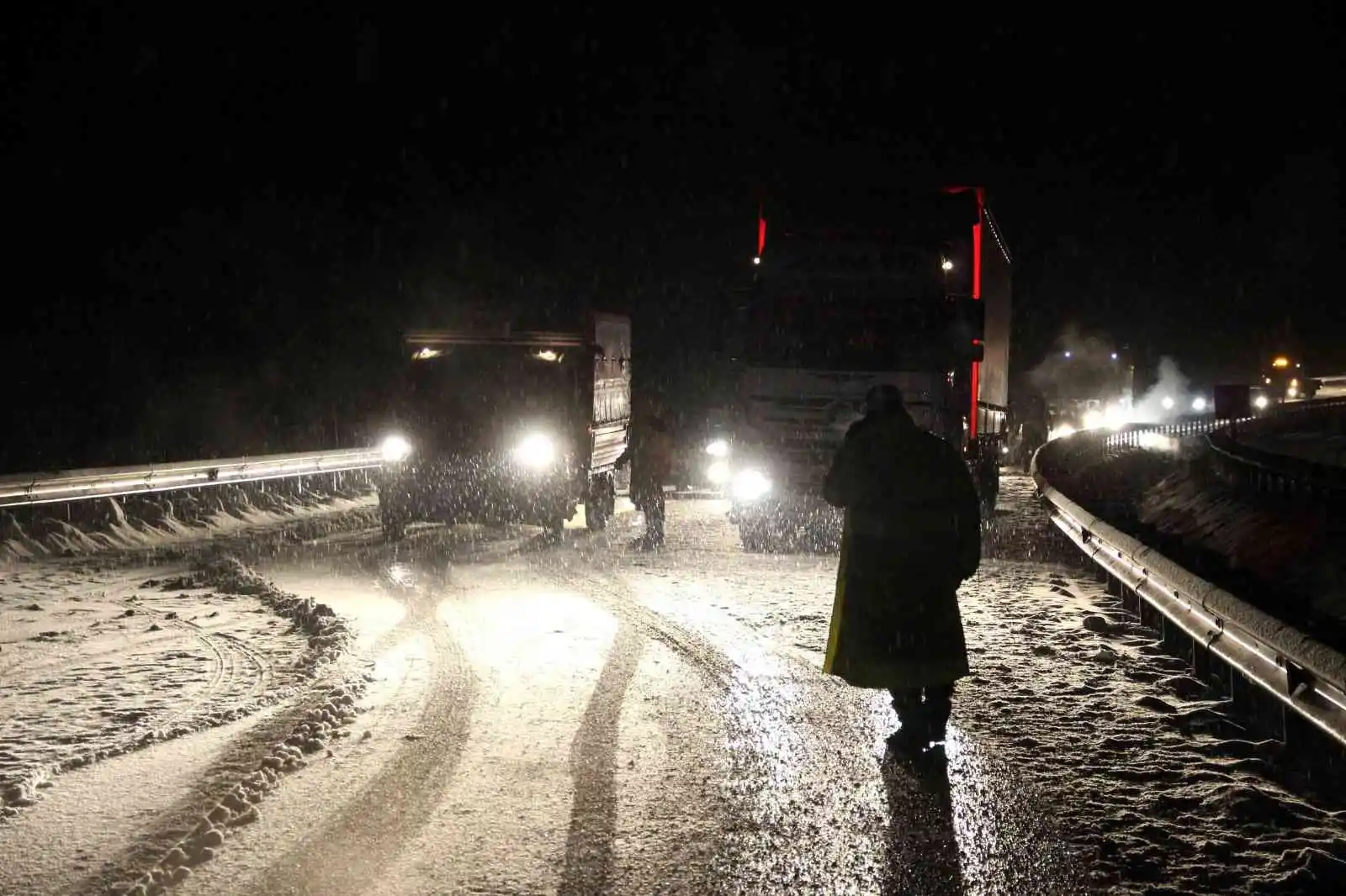 Erzincan'ın yüksek rakımlı geçit noktalarında kar, tipi etkili oldu