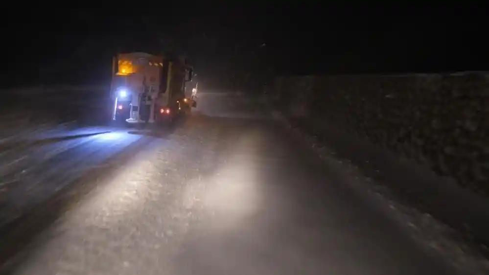 Erzincan’ın yüksek rakımlı geçit noktalarında kar, tipi etkili oldu