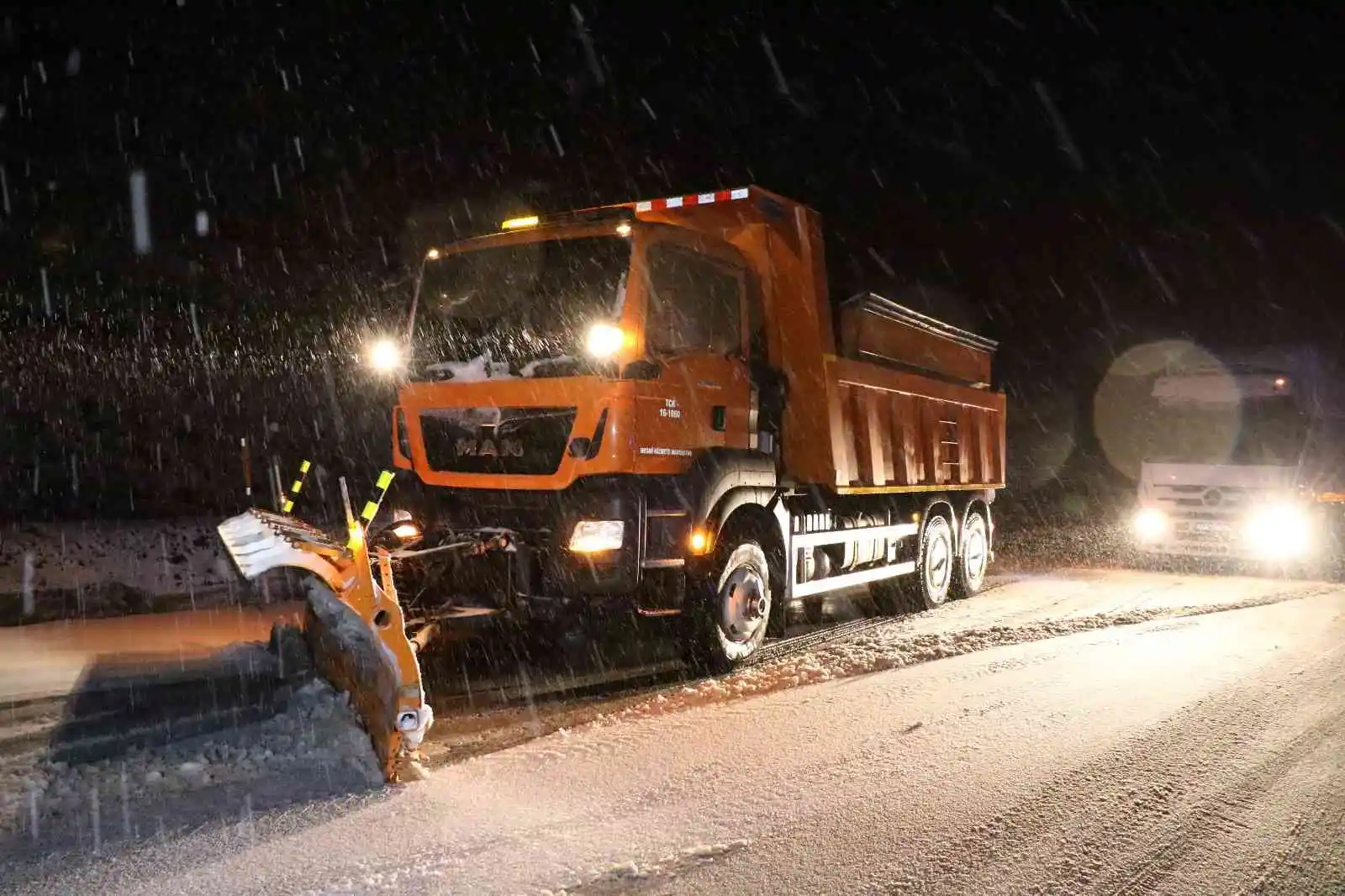 Erzincan’ın yüksek rakımlı geçit noktalarında kar, tipi etkili oldu