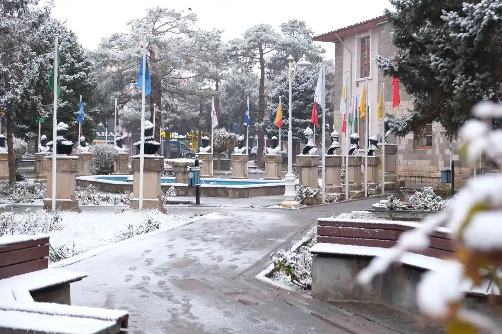 Erzincan kent merkezine mevsimin ilk karı düştü
