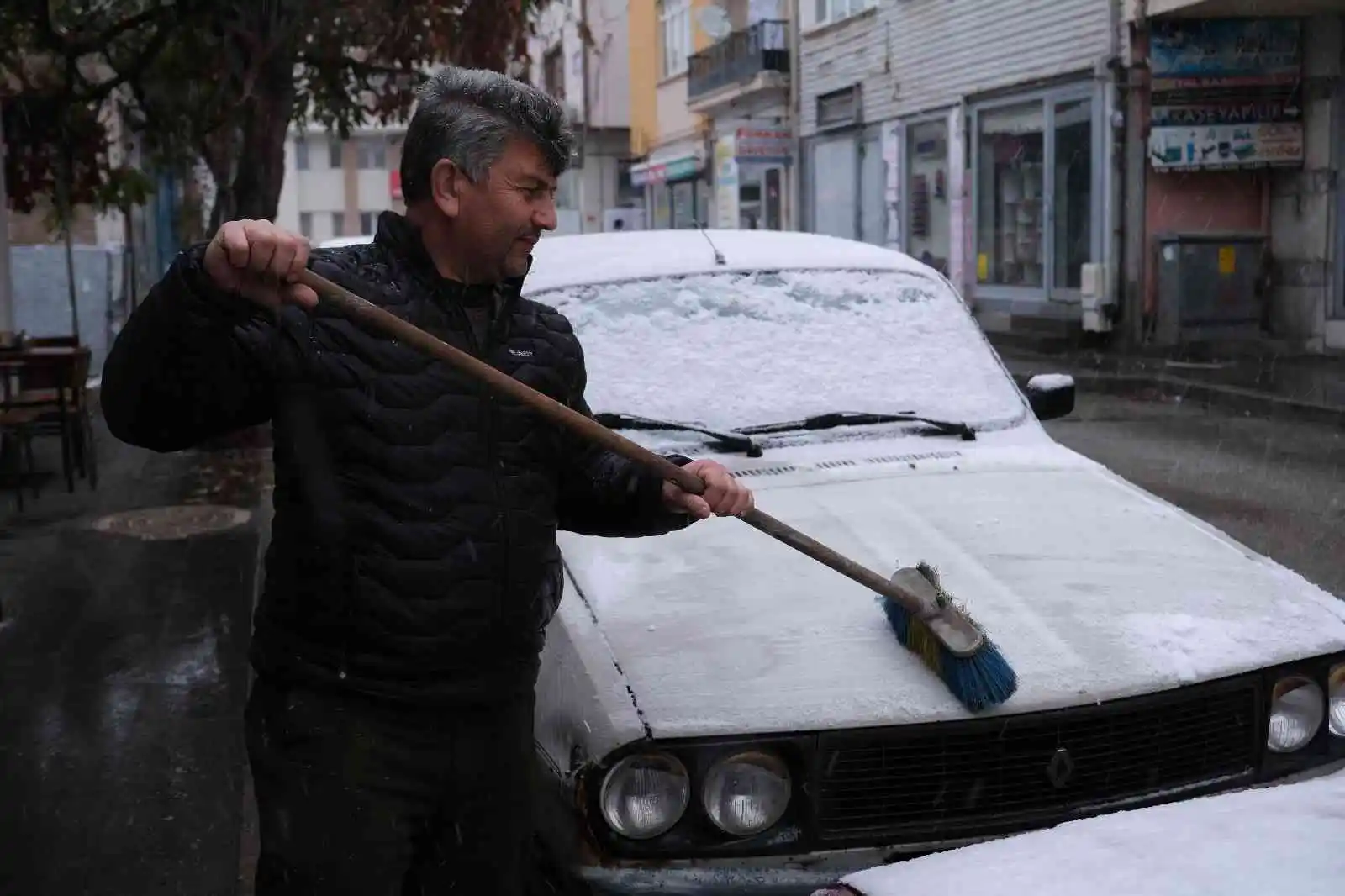 Erzincan kent merkezine mevsimin ilk karı düştü