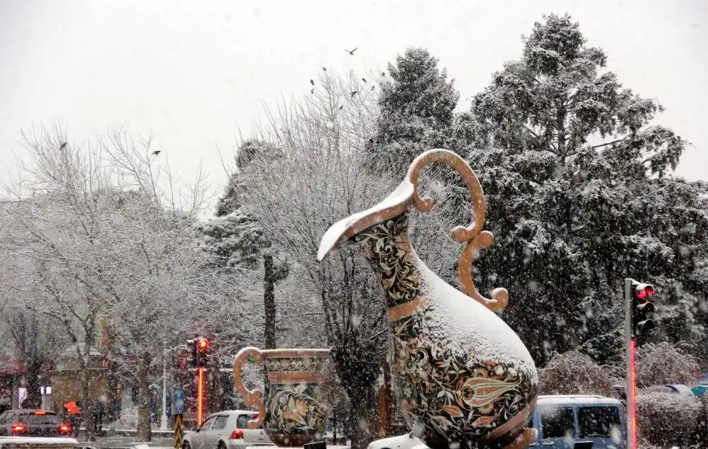 Erzincan kent merkezine mevsimin ilk karı düştü