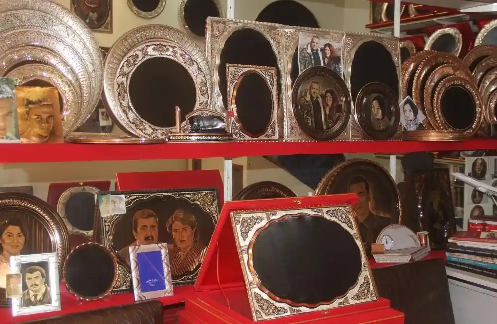 Erzincanlı ressam, sanatını bakır tabakların üzerinde icra ediyor