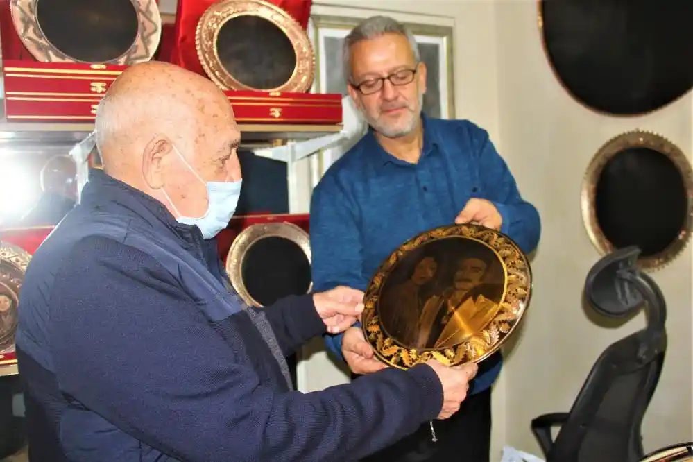 Erzincanlı ressam, sanatını bakır tabakların üzerinde icra ediyor
