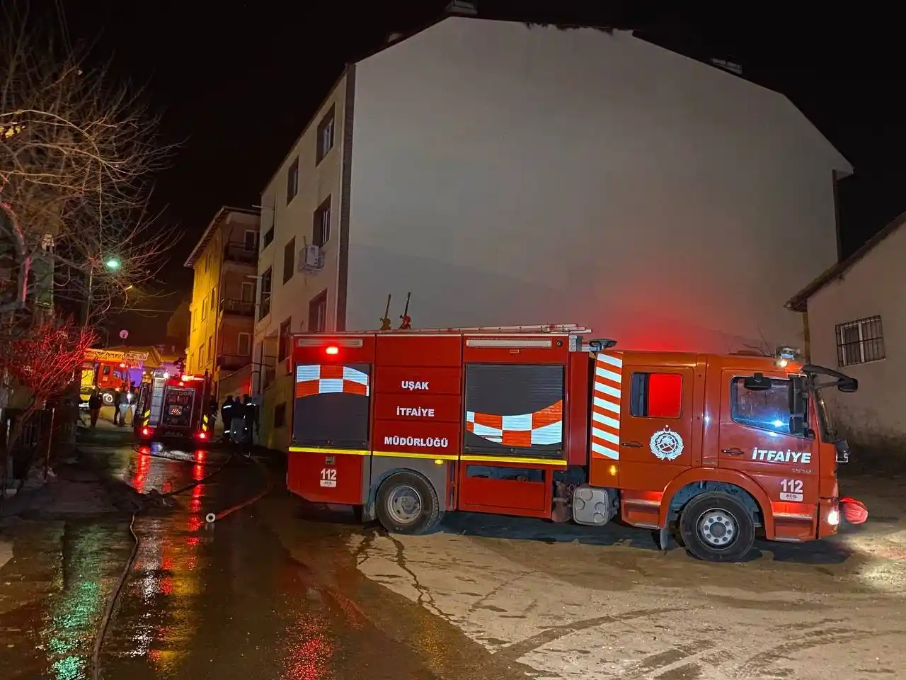 Evde çıkan yangında anne, baba ve çocuk dumandan etkilendi
