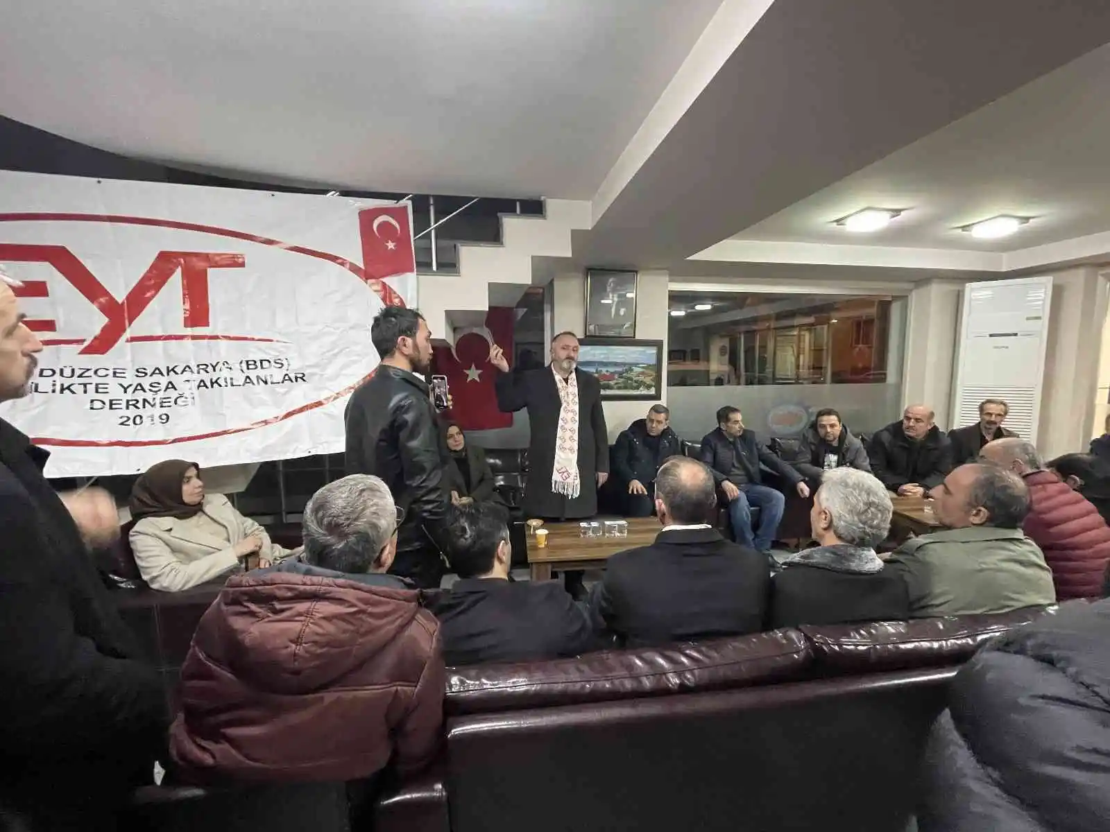 EYT düzenlemesini konfeti ve meşaleyle kutladılar
