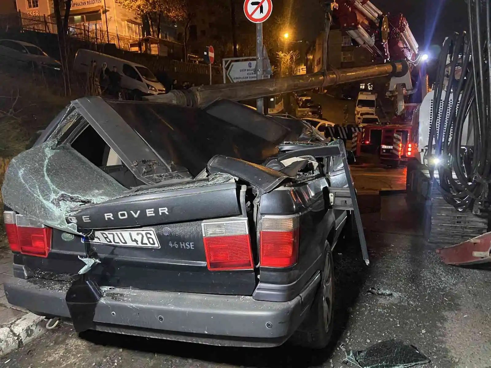 Eyüpsultan’da iş makinesi park halindeki cipin üzerine devrildi
