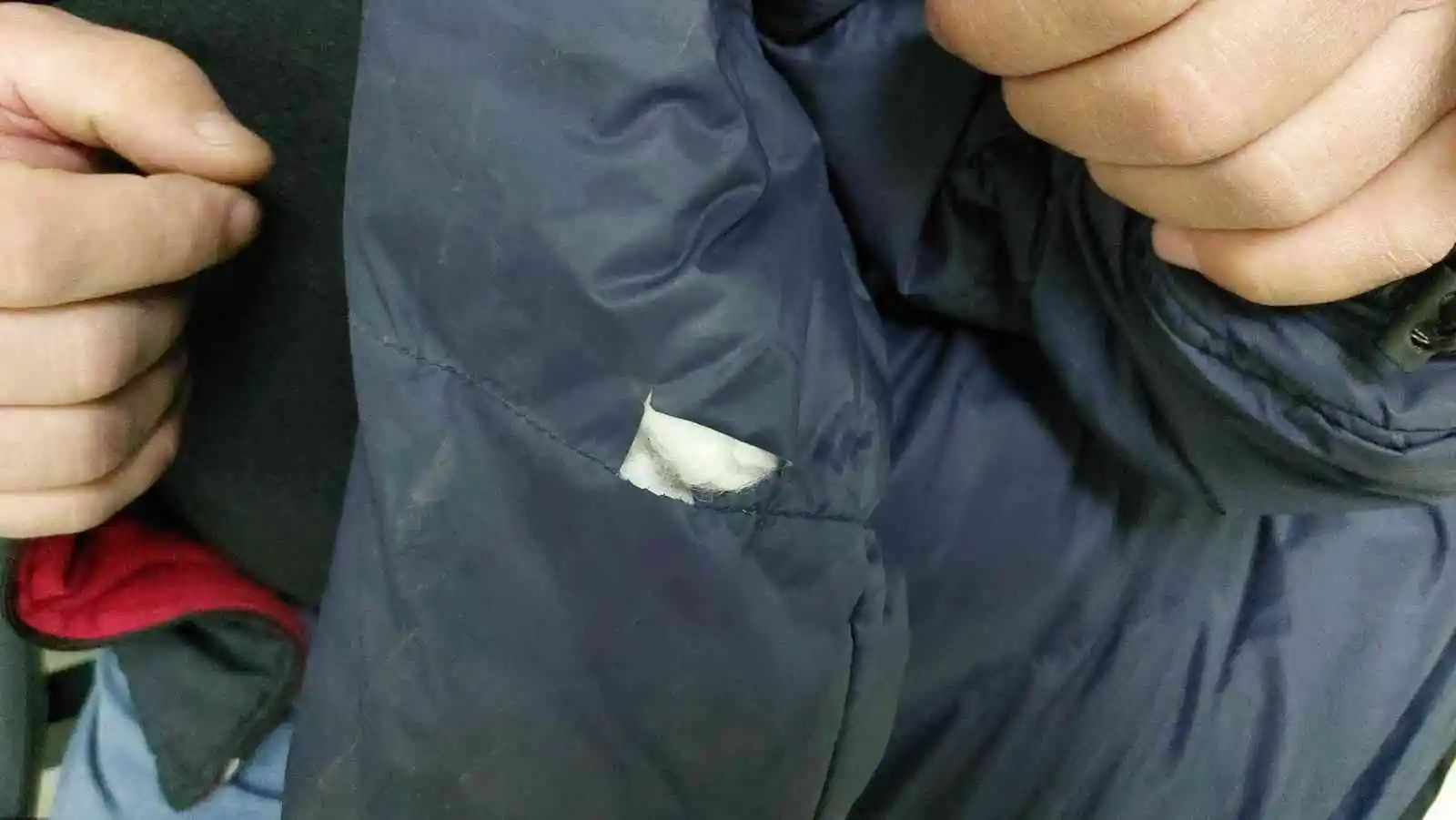 Fabrikanın bahçesinde işçinin koluna yorgun mermi isabet etti