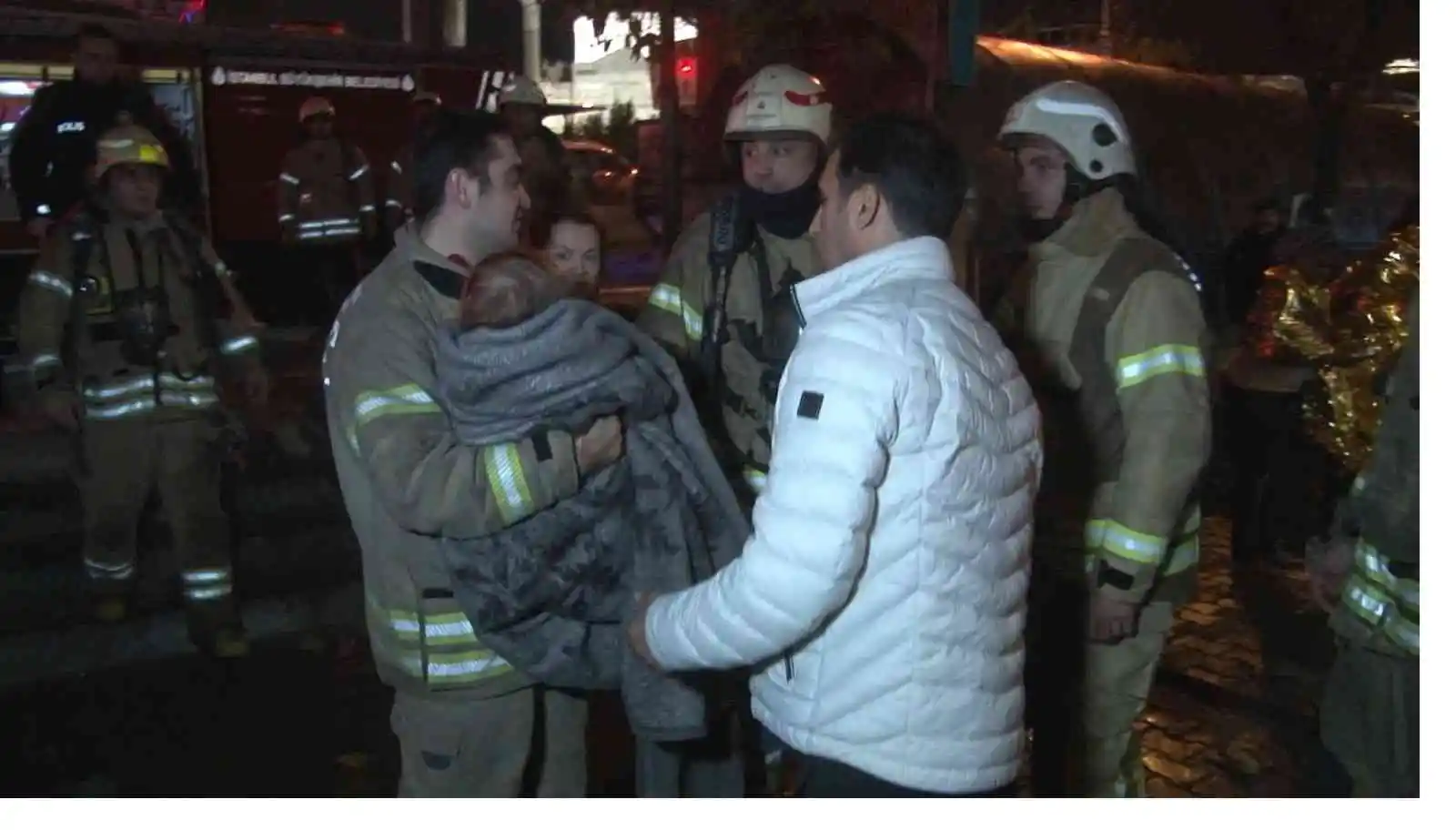 Fatih'te 6 katlı otelde çıkan yangında 60 kişi tahliye edildi