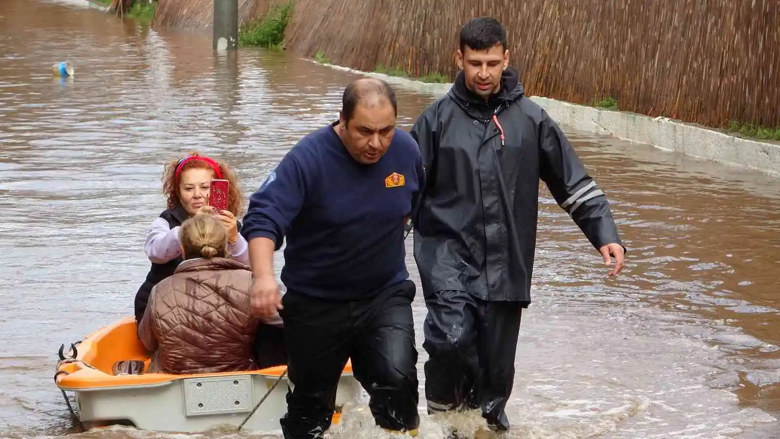 Fethiye’de birçok evi su bastı, mahsur kalanları itfaiye ekipleri kurtardı
