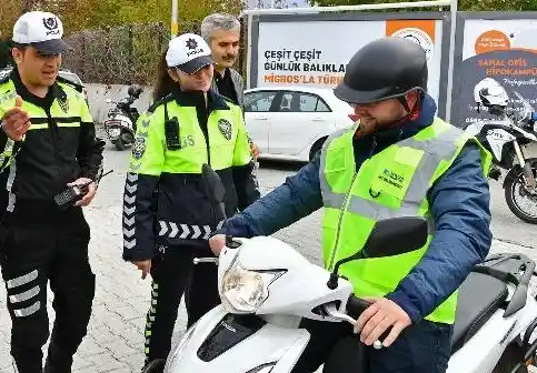 Fethiye'de motor sürücülerine reflektörlü yelek dağıtıldı