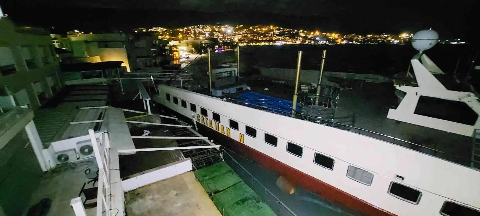 Fırtınaya dayanamayan dev katamaran işletmelere çarptı