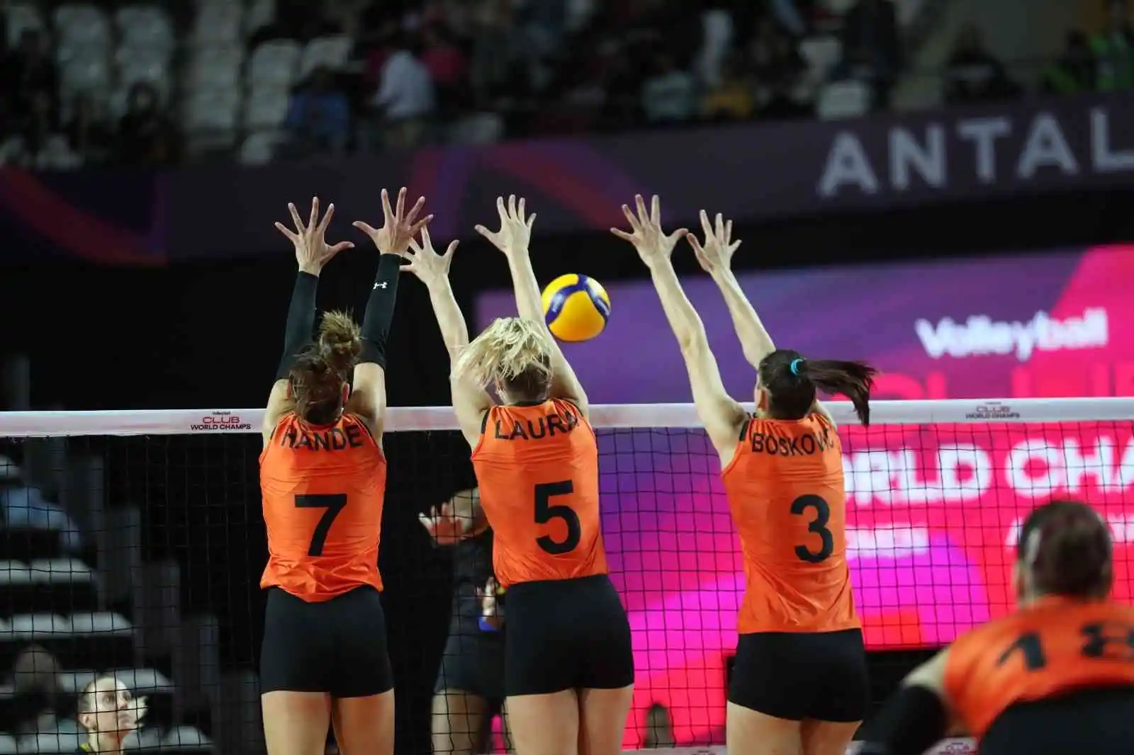 FIVB Kulüpler Dünya Şampiyonası: Eczacıbaşı Dynavit: 3 - Dentil Prai Clube: 0
