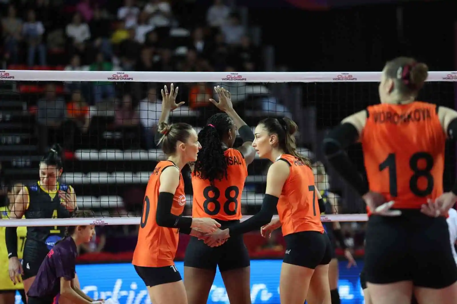 FIVB Kulüpler Dünya Şampiyonası: Eczacıbaşı Dynavit: 3 - Dentil Prai Clube: 0
