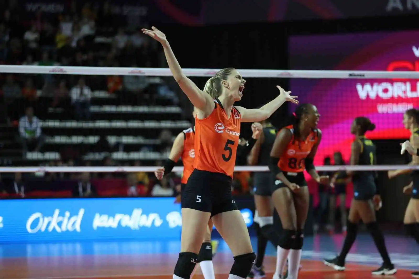 FIVB Kulüpler Dünya Şampiyonası: Eczacıbaşı Dynavit: 3 - Dentil Prai Clube: 0
