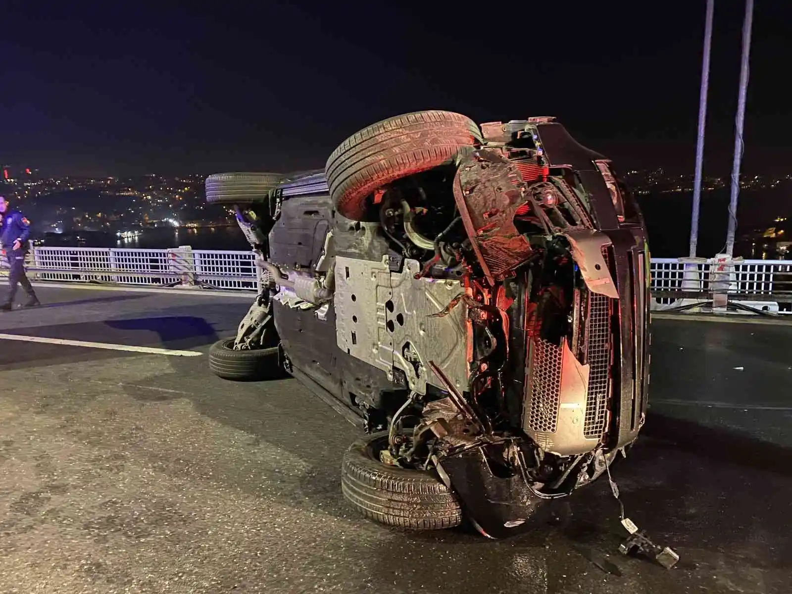 FSM Köprüsü’nde zincirleme kaza: 3 yaralı