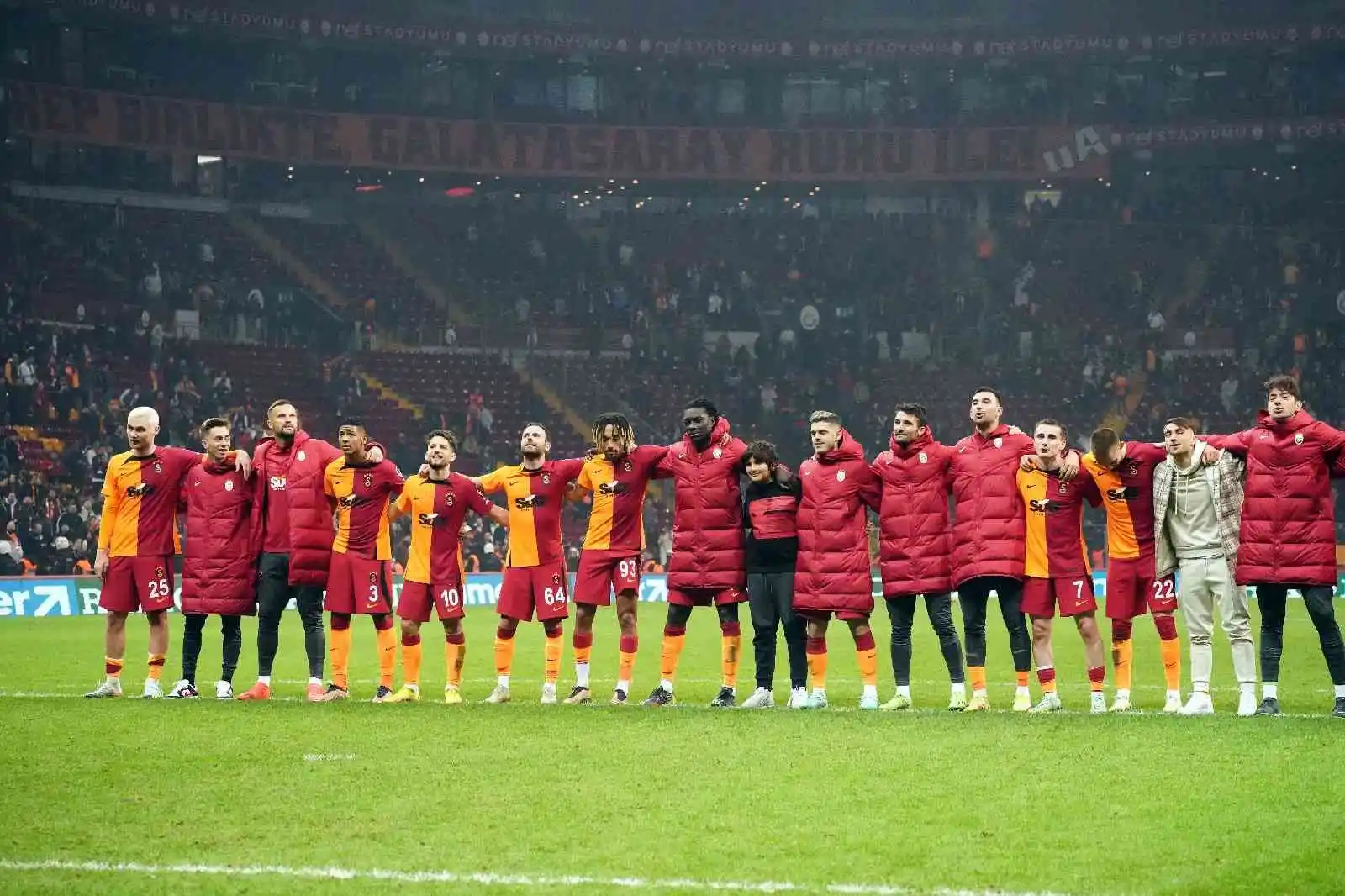Galatasaraylı futbolcular liderliği taraftarla kutladı