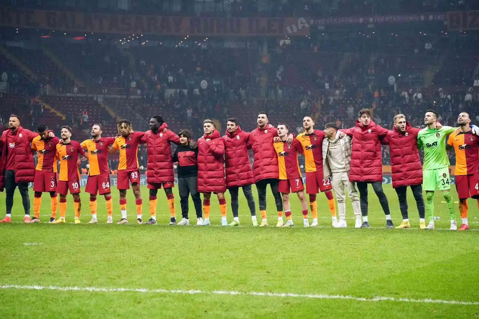 Galatasaraylı futbolcular liderliği taraftarla kutladı