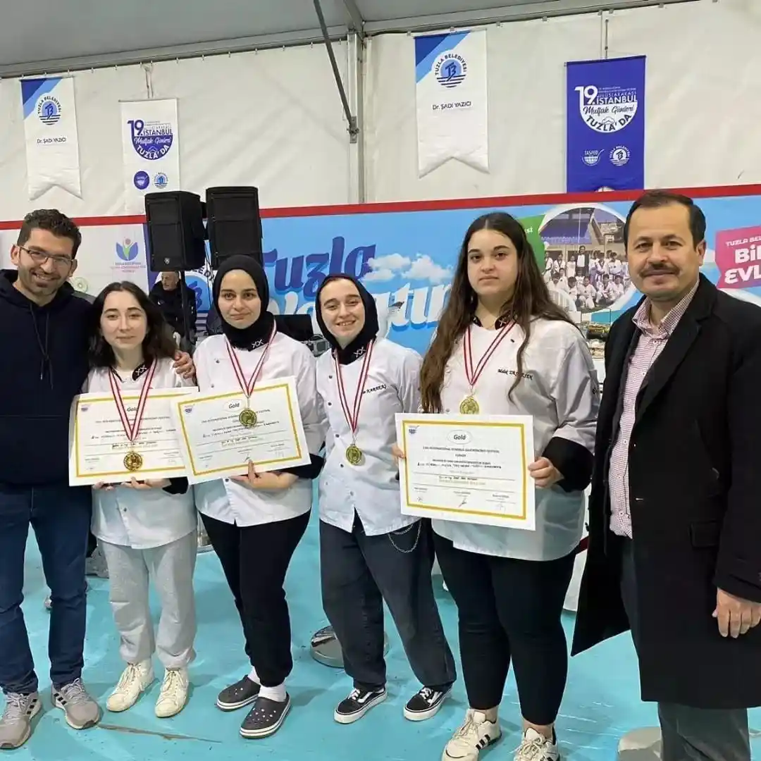 Geleceğin aşçıları mutfakta hünerlerini sergiledi, 3 ödülle kente döndü