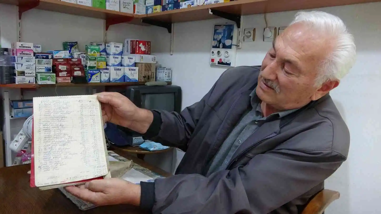 Giresunlu elektrikçi yarım asırlık müşteri defterlerine gözü gibi bakıyor