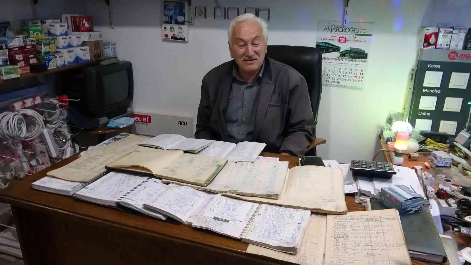 Giresunlu elektrikçi yarım asırlık müşteri defterlerine gözü gibi bakıyor