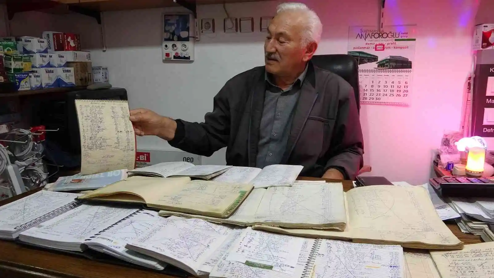 Giresunlu elektrikçi yarım asırlık müşteri defterlerine gözü gibi bakıyor