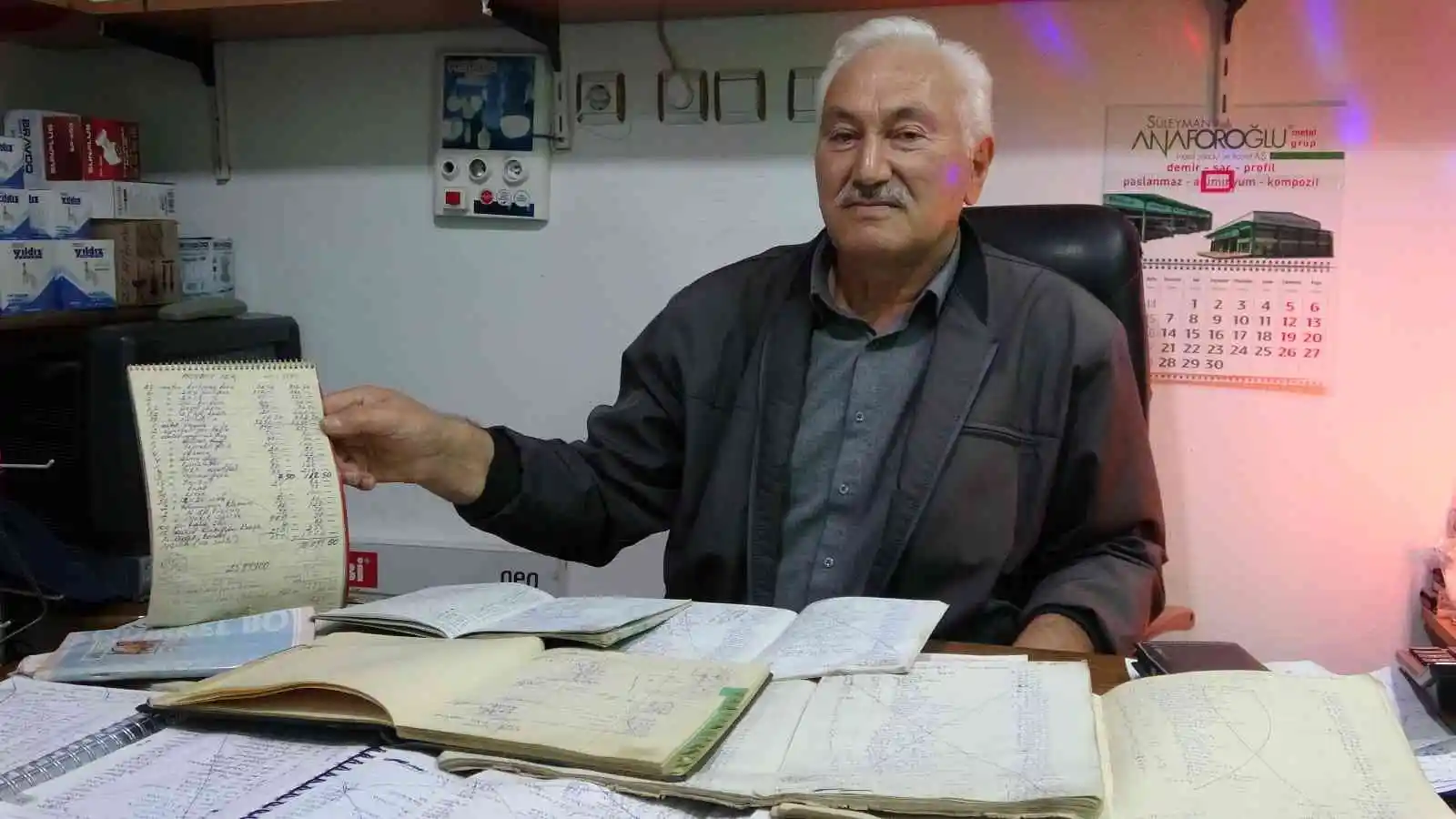 Giresunlu elektrikçi yarım asırlık müşteri defterlerine gözü gibi bakıyor