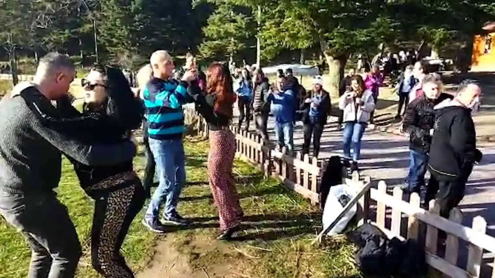 Gölcük’te güzel havanın tadını dans ederek çıkardılar