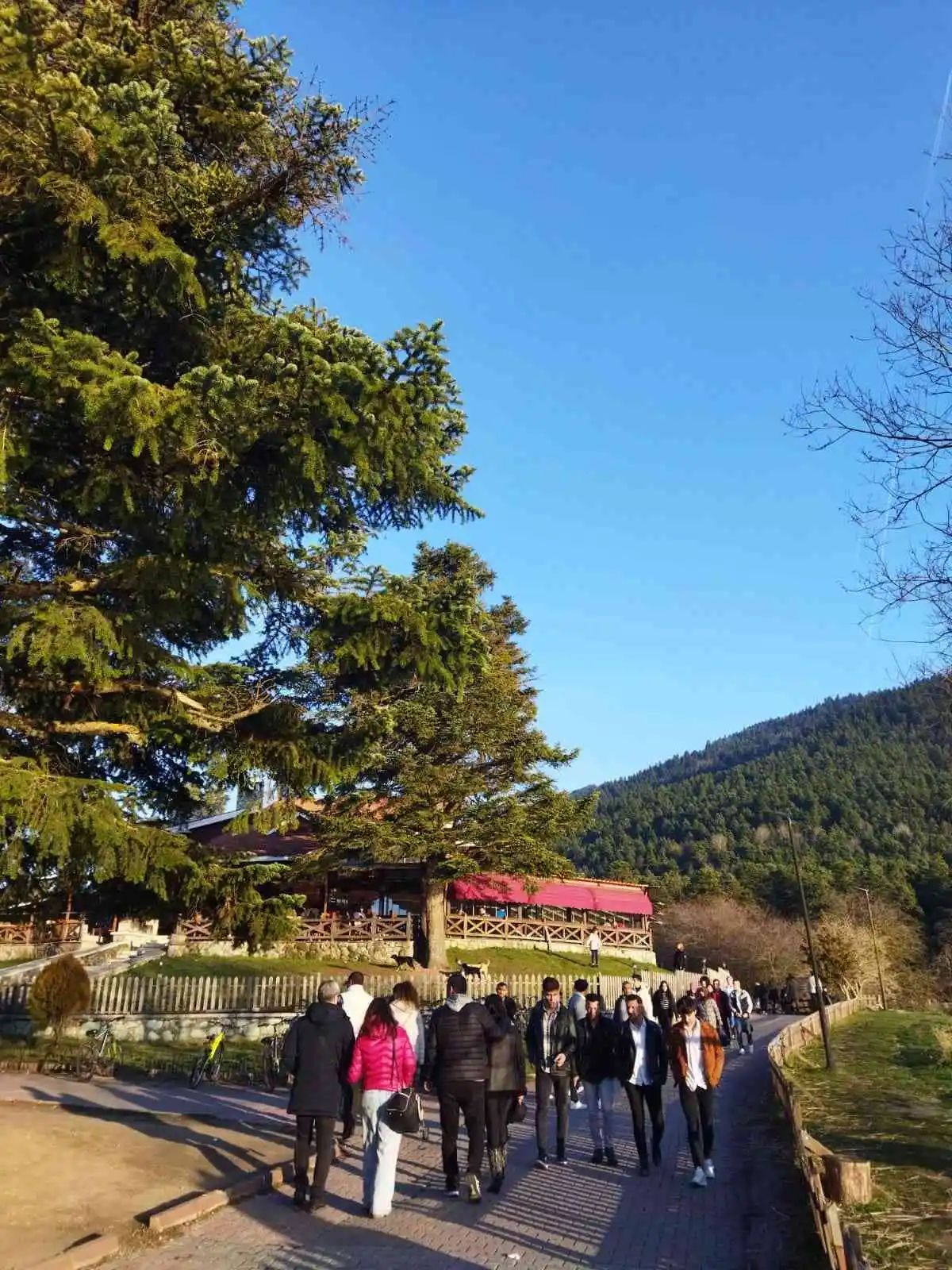 Gölcük’te güzel havanın tadını dans ederek çıkardılar
